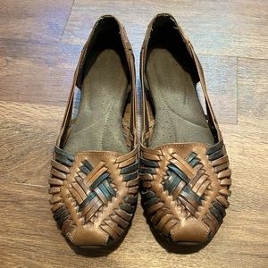 Super cute woven flats